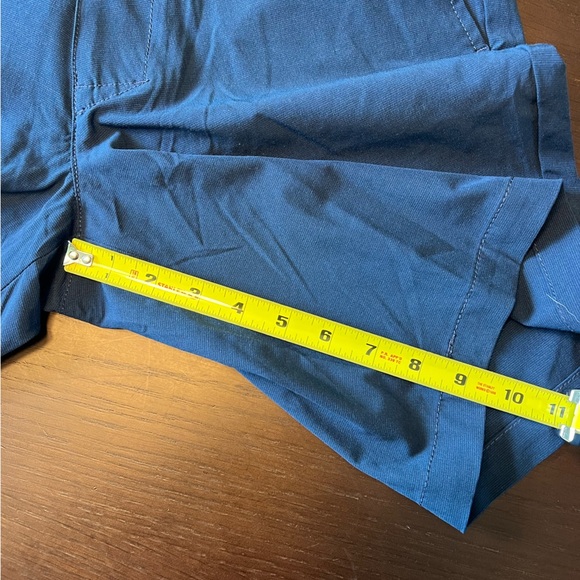 Banana Republic men’s flat front 9” blue shorts. Size 32. - Picture 6 of 6